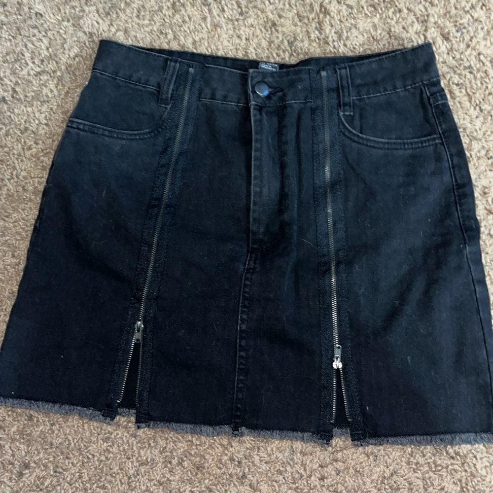 Black zipper skirt